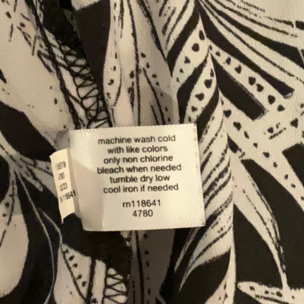 Lane Bryant Size 24 Black White Tropical Leaf Ruffle Flutter Sleeve VNeck Blouse - Picture 13 of 13